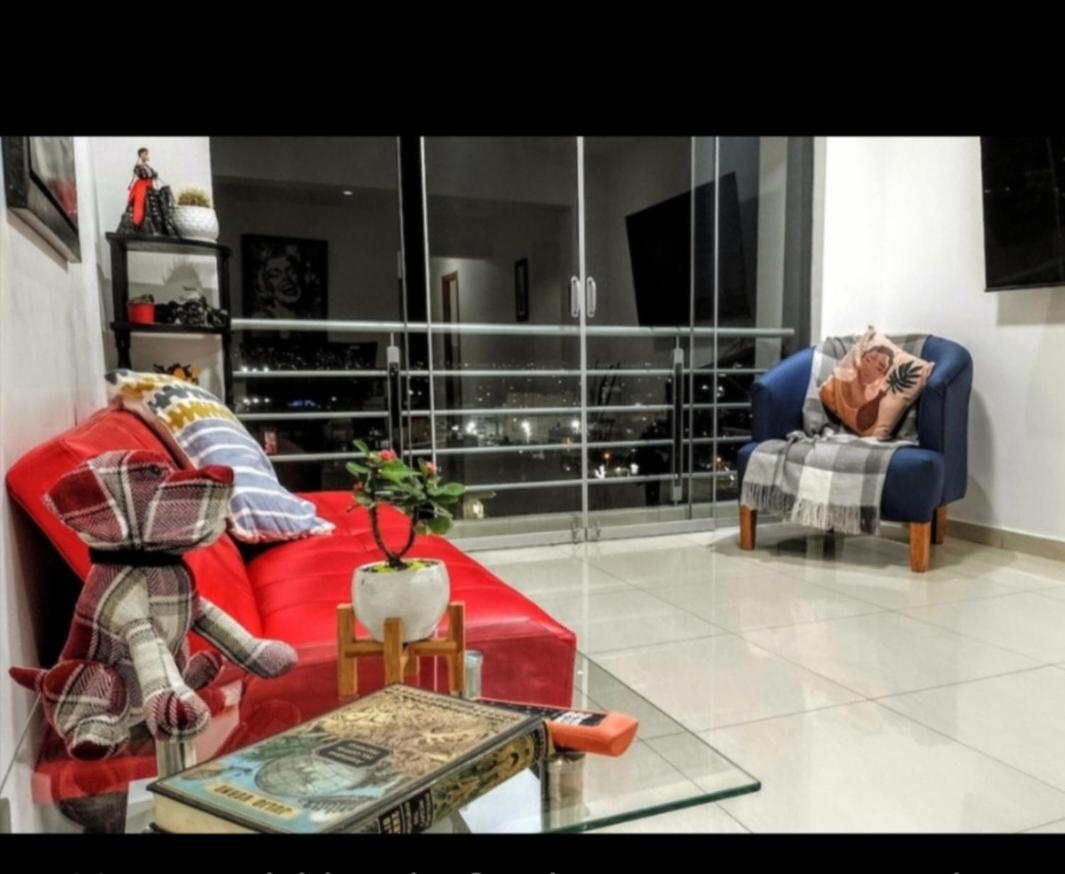 En El Centro Con Cochera Trujillo Dış mekan fotoğraf
